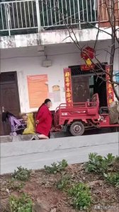 ​一女子与丈夫发生矛盾，出现口角，被公公罚跪在门口，双手背在后面，罚跪前，