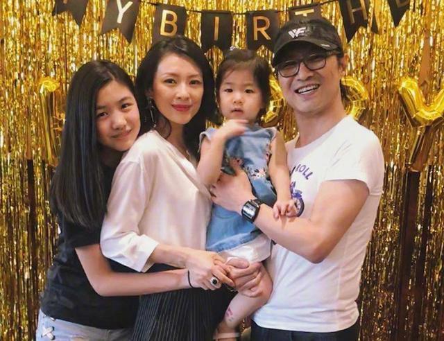 章子怡元旦二胎产子!晒一家四口温馨照片,儿女双全凑成“好”字