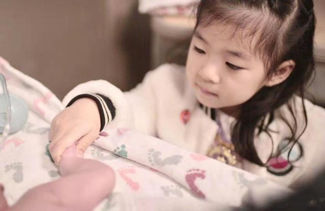 章子怡元旦二胎产子!晒一家四口温馨照片,儿女双全凑成“好”字