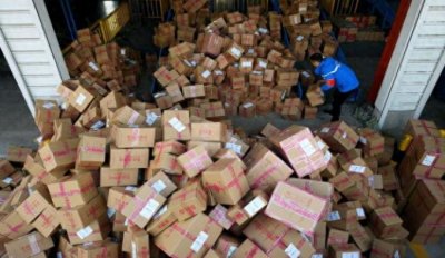 ​黑烟腾空而起！满载快递的货车受撞击起火……