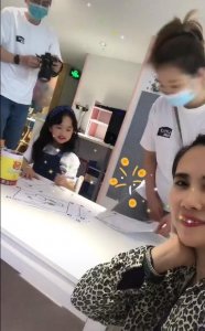 ​包贝尔女儿6岁了！画红唇戴金镯精致似公主，办豪华生日宴排场大