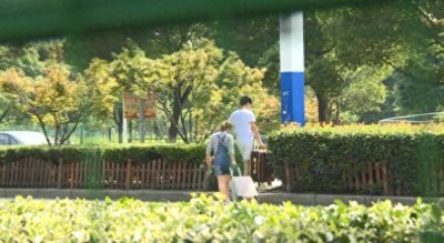 ​昆山新客站安全天桥已经架起，有的人却在干这种事