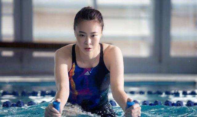 惠若琪罕见泳装照,颜值惊艳,皮肤白皙,犹如出水芙蓉,美艳动人