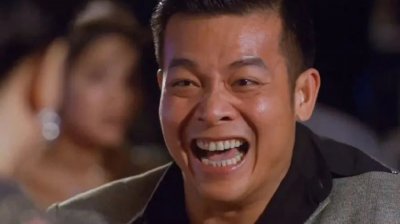 ​62岁港星沦为“酒吧唱将”，秒变黑脸怼观众，过气但收入高得离谱