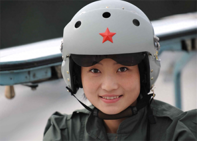 ​中国首位歼10女飞行员余旭：30岁壮烈牺牲，36万群众手捧菊花送别