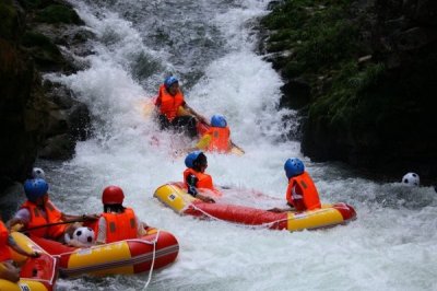 ​旅游达人看过来！贵州镇远高过河开漂，集赞可获门票
