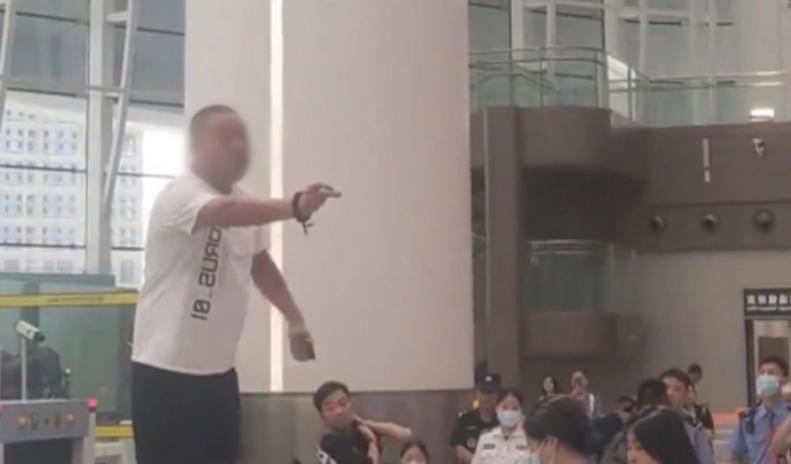 生活男子带充电宝进高铁站被拦？官方回应了  2