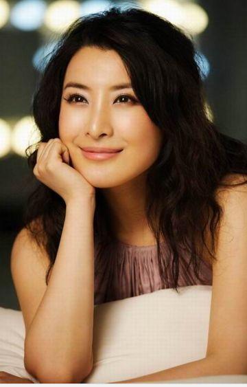 赵本山是她“恩人”，却与范伟搭档多年，如今还拒绝上春晚！