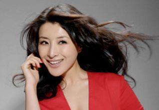 赵本山是她“恩人”，却与范伟搭档多年，如今还拒绝上春晚！