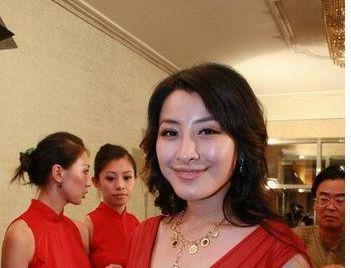 赵本山是她“恩人”，却与范伟搭档多年，如今还拒绝上春晚！