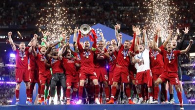 ​热血沸腾！时隔14年利物浦再夺欧冠冠军，众将与球迷高唱队歌