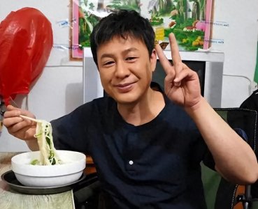 ​小个子、额头窄、嘴唇像香肠、原始人，从默默无闻到娱乐圈热门