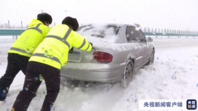 ​新疆伊犁河谷出现大到暴雪 道路通行、设施农业受影响