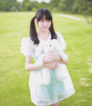 易嘉爱创作型艺人,自己填词谱曲并演唱,是团内公认的音乐才女