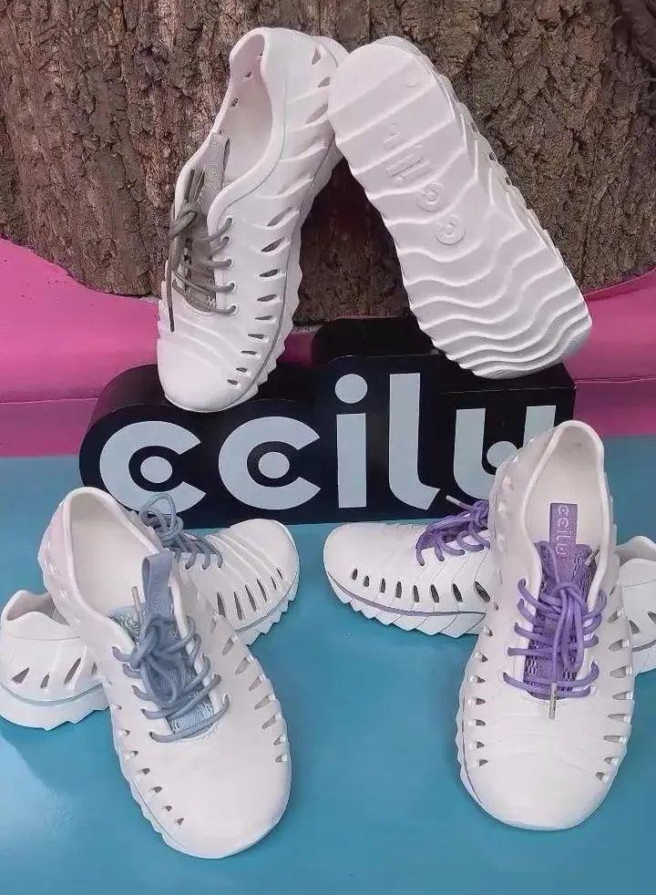 去海边玩穿啥鞋子合适（旅游去海边穿什么鞋子合适）(图2)