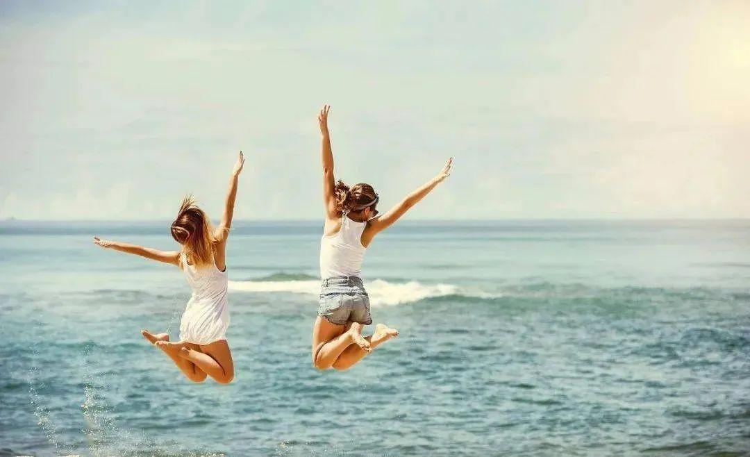 去海边玩穿啥鞋子合适（旅游去海边穿什么鞋子合适）(图1)