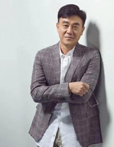 ​演员“何冰”20多年0绯闻的幕后英雄～看看他的妻子是谁你就明白