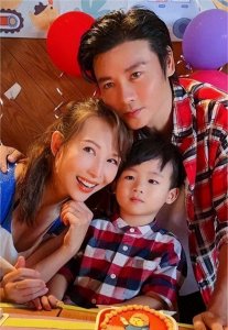 ​儿子四岁生日，蔡少芬张晋为其庆生，画面很温馨！