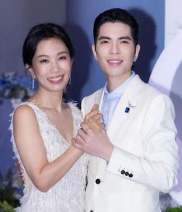 ​陈乔恩与老公合体参加萧敬腾婚礼，比心撒糖，穿宽松粉裙孕相十足