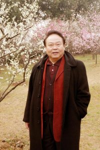 ​柳石明：离婚后一直单身，与好友李洗做邻居，帮他照顾老婆孩子