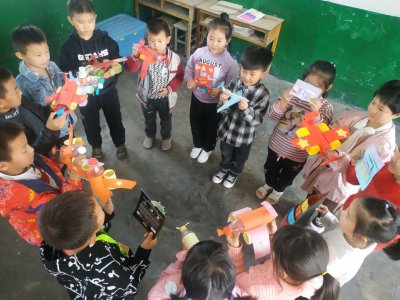 ​小废品发挥大用途——北泉小学一年级亲子手工制作