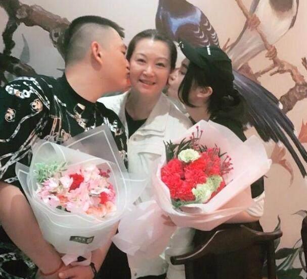 赵本山和二婚娇妻马丽娟近照曝光，赵本山苍老不堪，而她容颜依旧