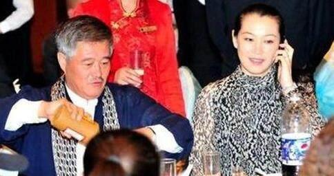 赵本山和二婚娇妻马丽娟近照曝光，赵本山苍老不堪，而她容颜依旧