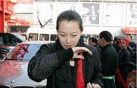 赵本山和二婚娇妻马丽娟近照曝光，赵本山苍老不堪，而她容颜依旧