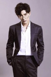 ​米热：与迪丽热巴同为新疆人的同班同学，参演多部大热剧始终没火