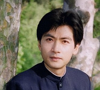 ​他演艺36年平平无奇，妻子却凭一曲成名35年，如今频频亮相春晚