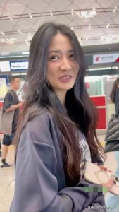 ​偶遇徐璐在机场，卫衣穿搭成时尚典范，没有明星架子获网友好评！