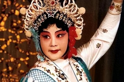 ​齐淑芳：带领30名演员选择留在美国，抛弃丈夫，如今年老回国