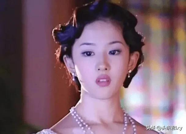 刘亦菲在美国富人区被偶遇,镜头下的她仿佛一个大学生