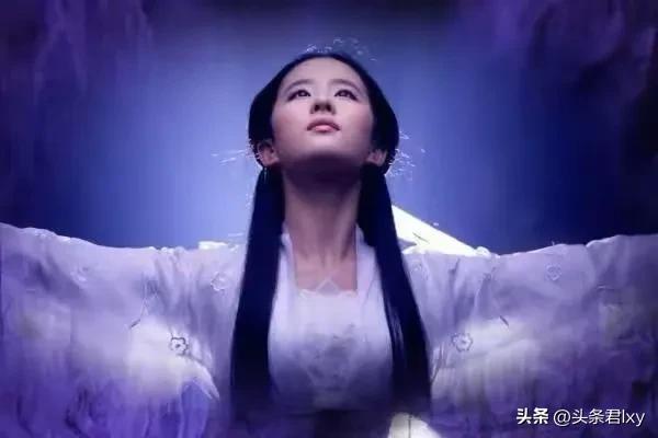 刘亦菲在美国富人区被偶遇,镜头下的她仿佛一个大学生