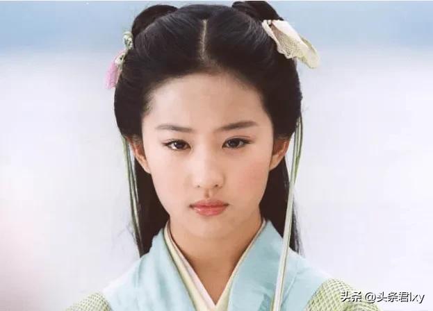 刘亦菲在美国富人区被偶遇,镜头下的她仿佛一个大学生