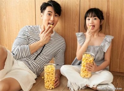 ​＂明星亲子日！吴尊一家看杨千嬅狂欢合影＂