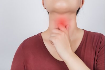 ​华素片 西地碘含片是治疗慢性咽炎、口腔溃疡的常用药，使用时应注意4点