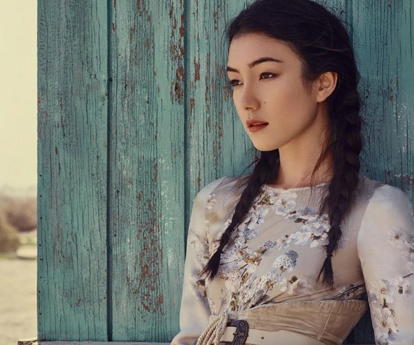 刘承羽功守道抬腿走光截图 传出混血美女露底的照片