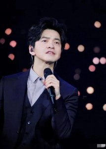 ​李健晒出和博士老婆合照，45岁孟小蓓甜美可爱，夫妻搂抱大秀恩爱