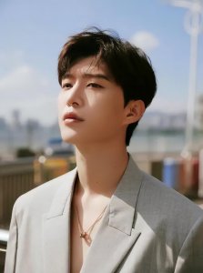 ​廉斯嘉被扇巴掌(练习生被要求下跪、露腿，不配合就掌掴)