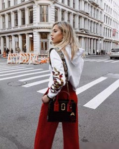 ​今年的卫衣不要再配打底裤了，俗！建议配这“2裤1裙”，时髦耐看