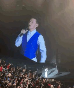 ​63岁华仔胆真大！演唱会老婆孩子坐台下，还跟观众拉钩：叫我老公