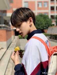 ​00后理发只会说“两边剪短”？4款时尚帅气的男士发型