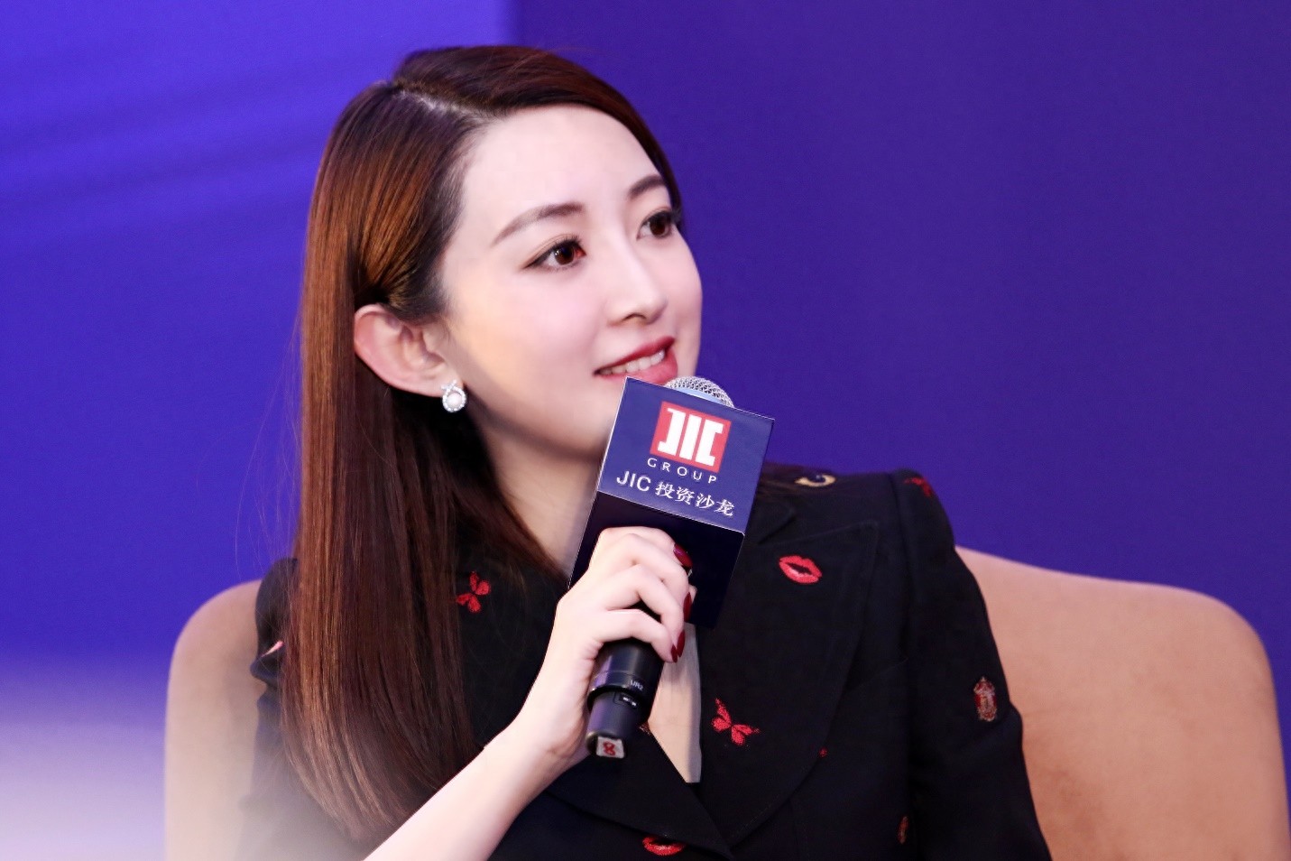 财新传媒当家花旦,《财新时间》主持人袁小珊