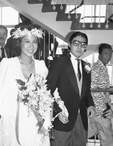 ​曝霍震霆不屑复婚，霍启刚撮合也没行动，朱玲玲才坚决嫁给罗康瑞