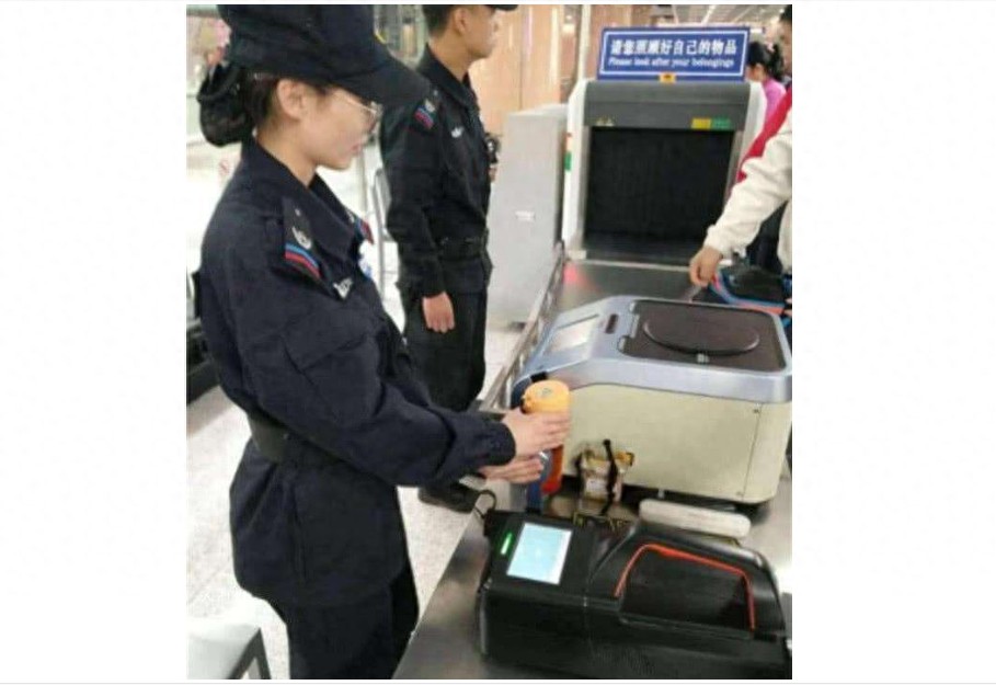 地铁安检员工作辛苦，工资低，为何还招很多年轻人喜欢？