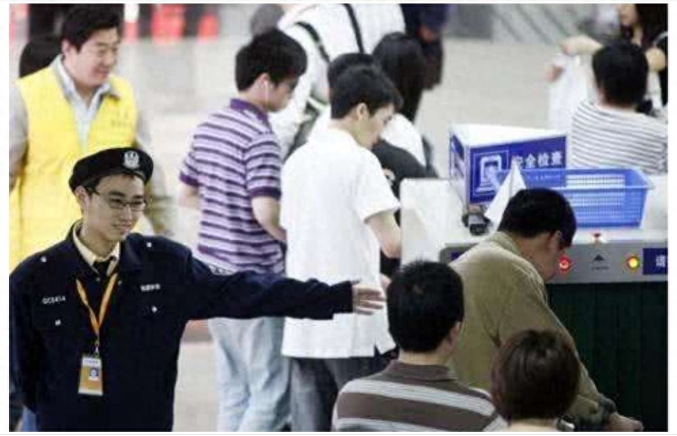 地铁安检员工作辛苦，工资低，为何还招很多年轻人喜欢？