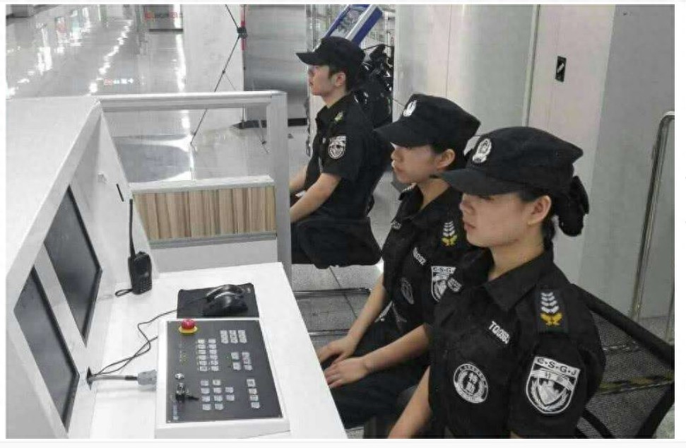地铁安检员工作辛苦，工资低，为何还招很多年轻人喜欢？
