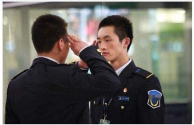 ​地铁安检员工作辛苦，工资低，为何还招很多年轻人喜欢？