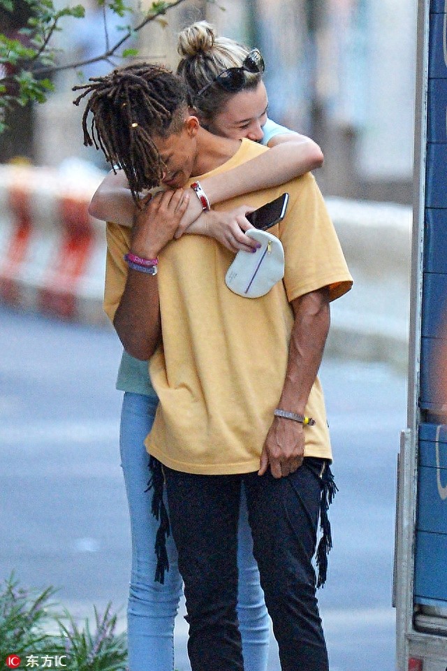 威尔·史密斯儿子与女友街头热吻